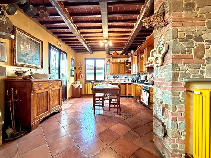 Appartamento con 5 locali in vendita in Casa Indipendente Via Gabelli, Pistoia