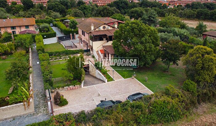 Casa con 7 locali in vendita in Via Cesira Fiori, Roma