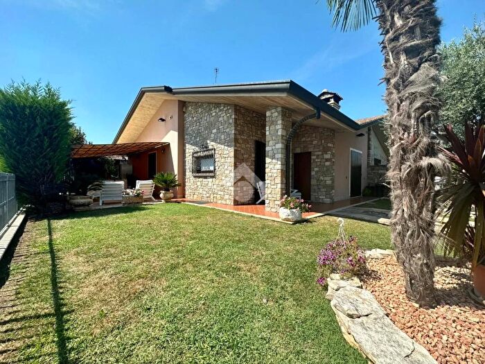 Casa trilocale in vendita in Via XXV Aprile, Calcinate