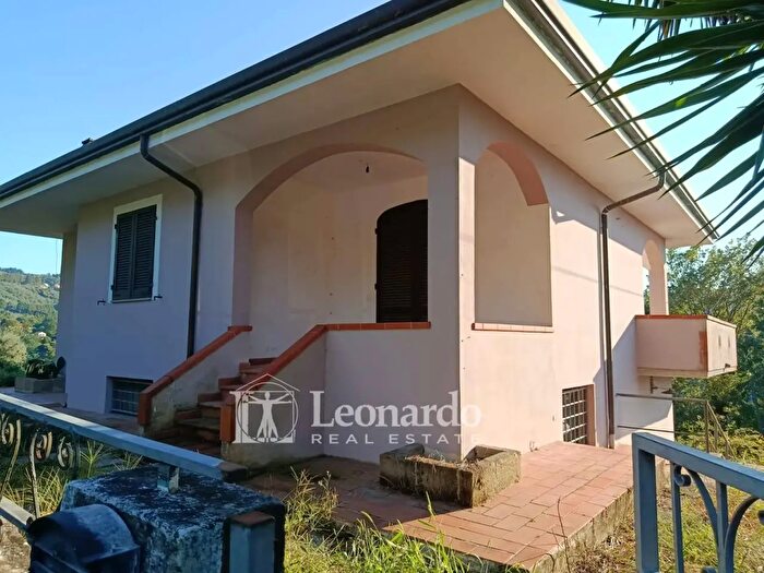 Casa con 11 locali in vendita in Via Grabbie, Camaiore