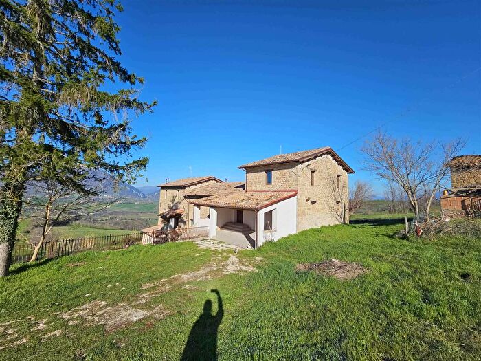 Casa con 7 locali in vendita in Camerino