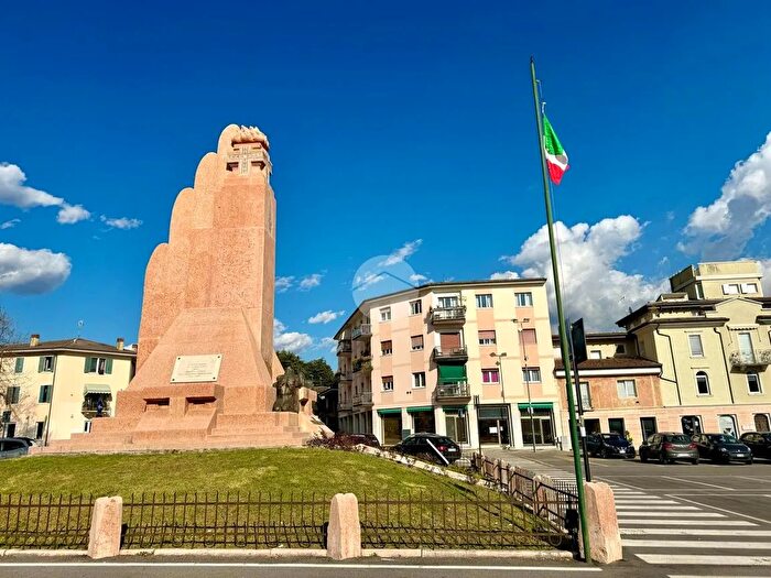 Appartamento quadrilocale in vendita in Via IV Novembre, Caprino Veronese