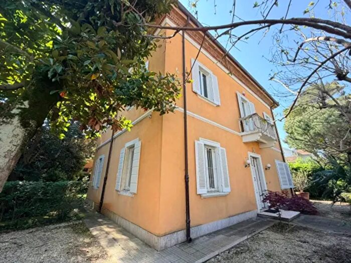 Casa con 6 locali in vendita in Viale Damiano Chiesa, Riccione