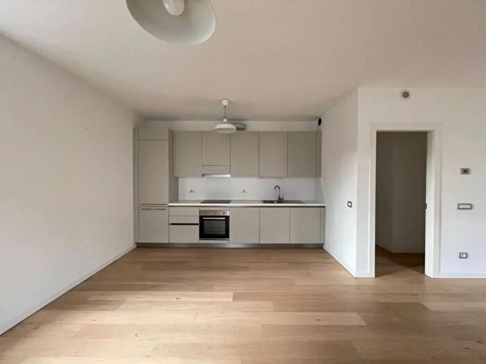 Appartamento trilocale in affitto in Via Andrea Solari, Milano