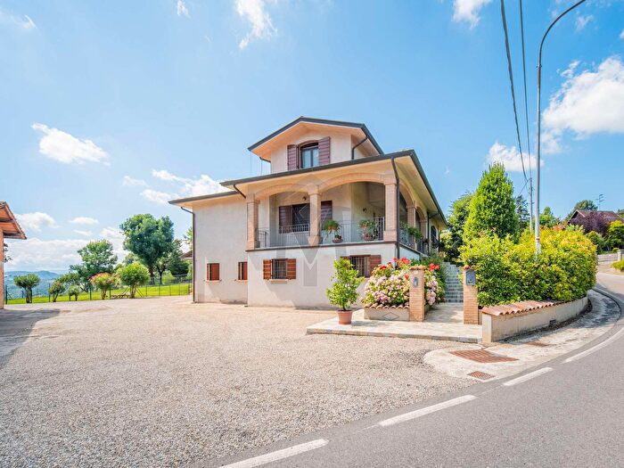 Casa con 11 locali in vendita in Ca Bertacchi, Viano