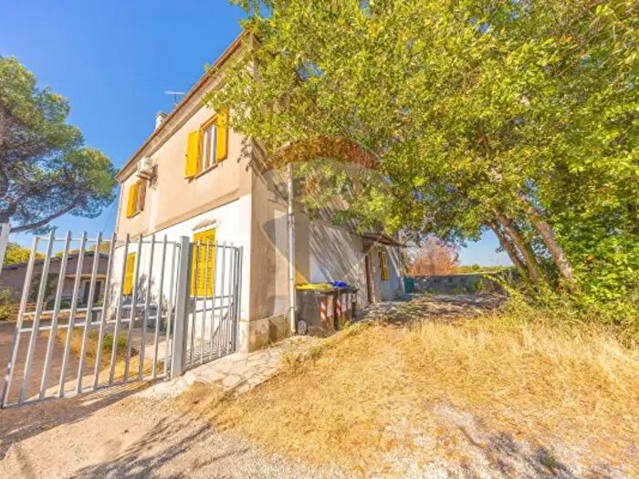 Appartamento trilocale in vendita in Via Licida, Roma
