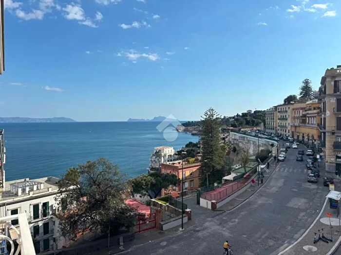 Appartamento quadrilocale in vendita in Piazza S Luigi, Napoli