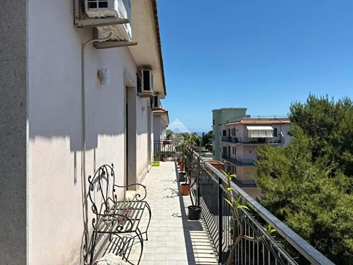 Appartamento con 5 locali in vendita in Via Mario Carbonaro, Riposto