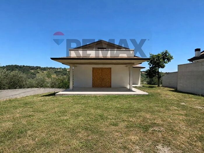 Casa con 7 locali in vendita in Strada Provinciale San Salvatore Snc, Chieti