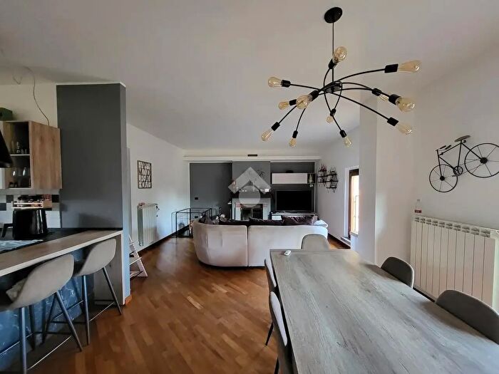 Appartamento trilocale in vendita in Piazza Talamoni, Besana In Brianza