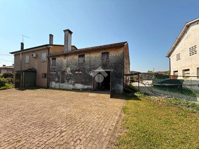 Casa con 7 locali in vendita in Via Don G Fogale, Istrana