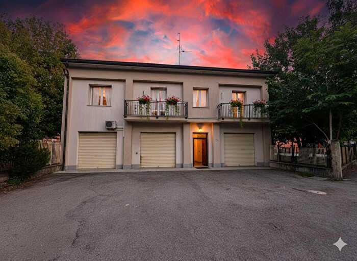 Casa con 12 locali in vendita in Via Ascari, San Felice Sul Panaro