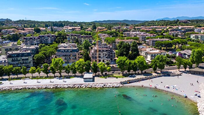 Appartamento quadrilocale in vendita in Via Lungolago C Battisti, Desenzano Del Garda