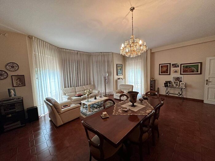 Appartamento con 6 locali in vendita in Strada Statale Flaminia, Palazzo Mancinelli Vaccara, Gualdo Tadino