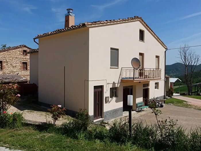 Casa con 8 locali in vendita in San Severino Marche
