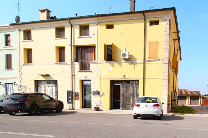 Casa quadrilocale in vendita in Via Roma, Motteggiana