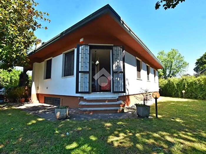 Casa con 6 locali in vendita in Via Fonte, Rodano