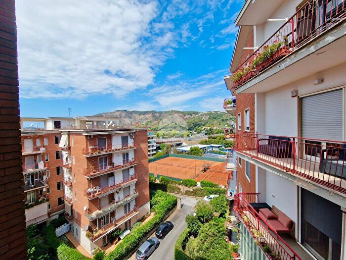 Appartamento con 5 locali in vendita in Via S Domenico, Napoli