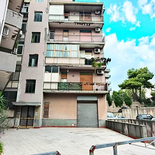Appartamento trilocale in vendita in Via Palermo, Catania