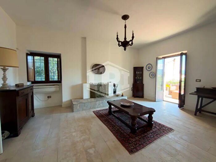 Casa con 8 locali in vendita in Via della Concordia, Mendicino