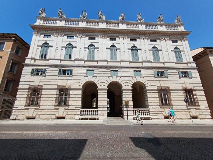 Appartamento con 5 locali in affitto in Corso Camillo Benso di Cavour, Centro Storico, Verona