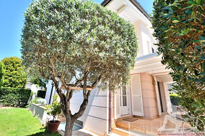 Casa con 8 locali in vendita in Pietrasanta