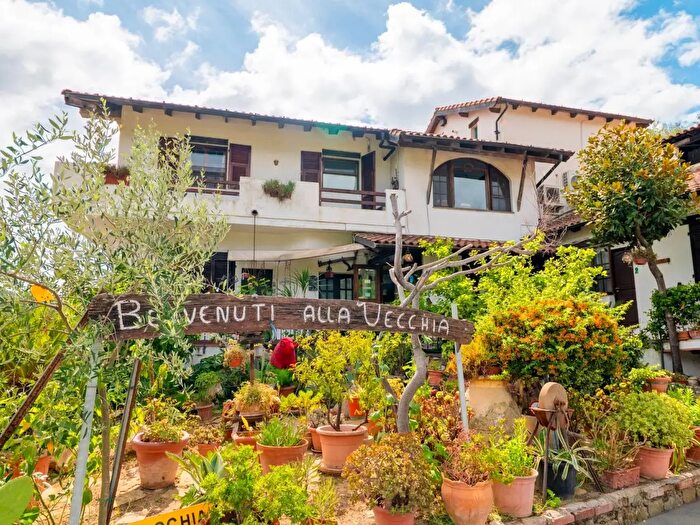Casa con 13 locali in vendita in Via Roma, Dolceacqua