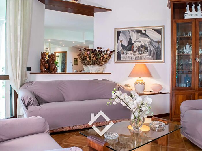 Casa con 5 locali in vendita in Via Gabriele dAnnunzio, Travedona Monate