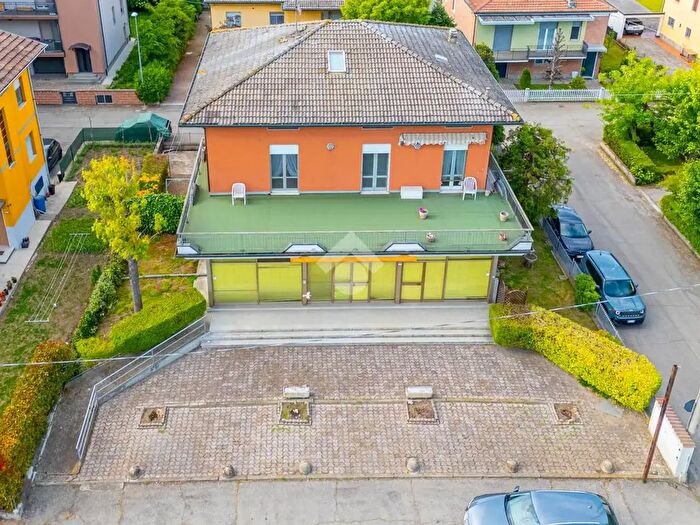 Casa con 8 locali in vendita in Via Romani, Campegine