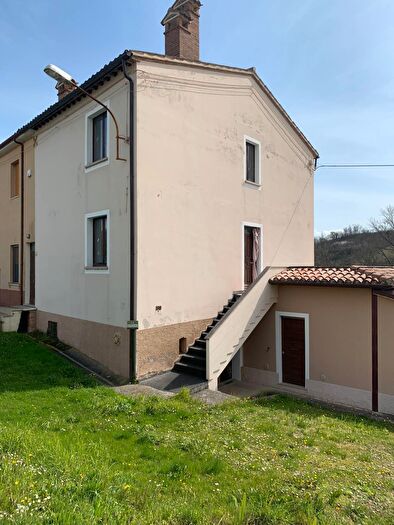 Casa quadrilocale in vendita in Frazione Attiggio, Fabriano