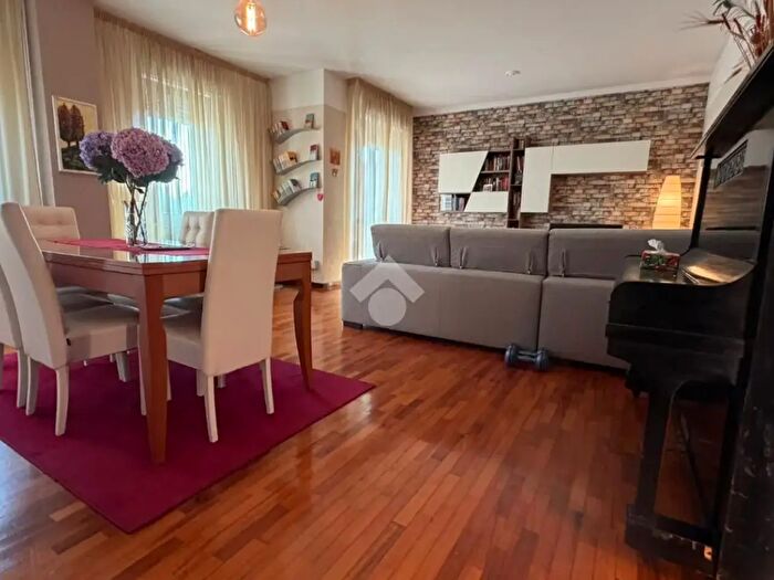 Appartamento quadrilocale in vendita in Via Montenero, Desio