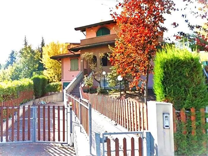 Casa con 8 locali in vendita in Via Brenta, Serramazzoni