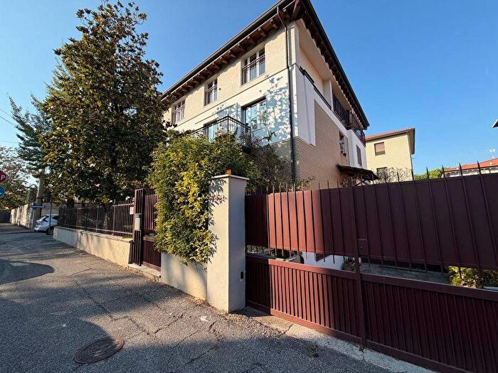 Appartamento trilocale in affitto in Via Gaetano Cresseri, Villaggio Ferrari Duca degli Abruzzi, Brescia