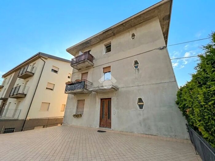 Appartamento quadrilocale in vendita in Via Gardesana, Caprino Veronese