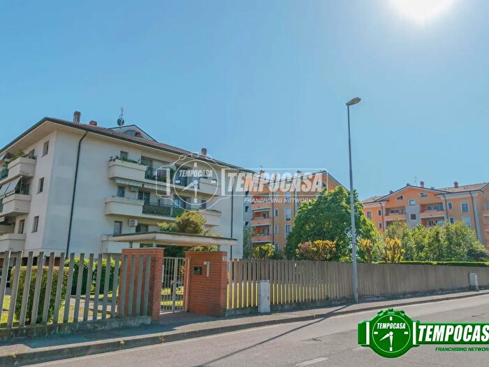 Appartamento trilocale in vendita in Via San Invenzio, Gaggiano