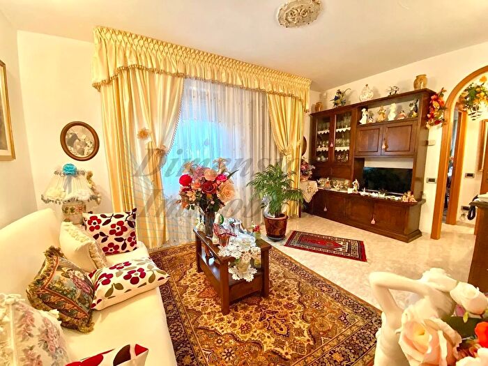 Appartamento con 7 locali in vendita in Via Montanara a, Cecina