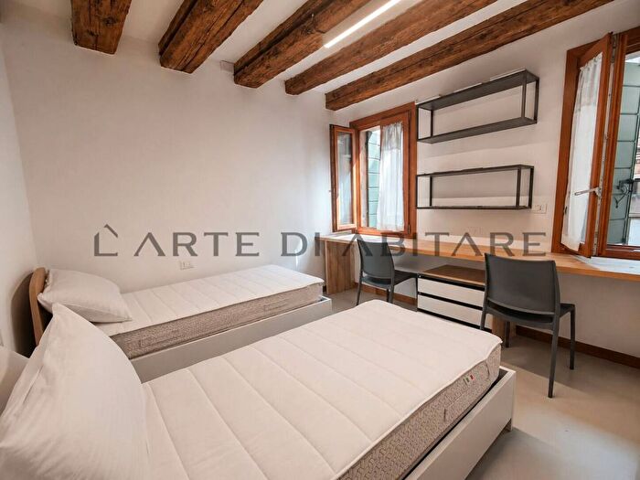 Appartamento trilocale in affitto in Ramo Ponte de la Rioda, Santa Croce, Venezia