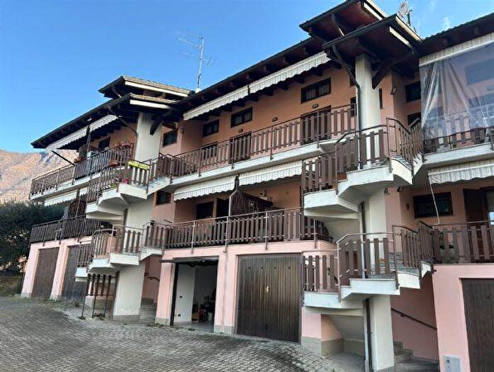 Appartamento con 7 locali in vendita in Sale Marasino