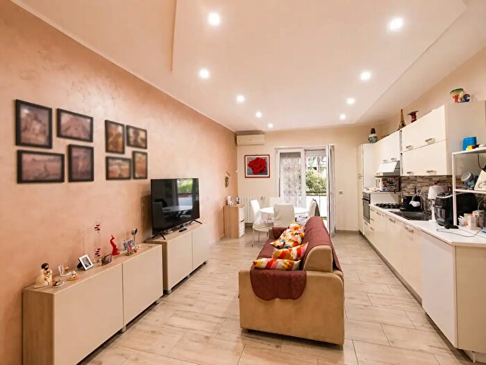 Appartamento trilocale in vendita in Via Libero Leonardi, Roma