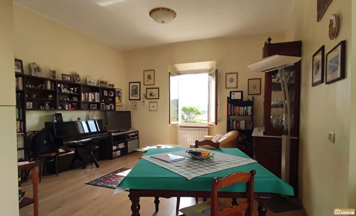 Appartamento trilocale in vendita in Via Sassoferrato, Ancona