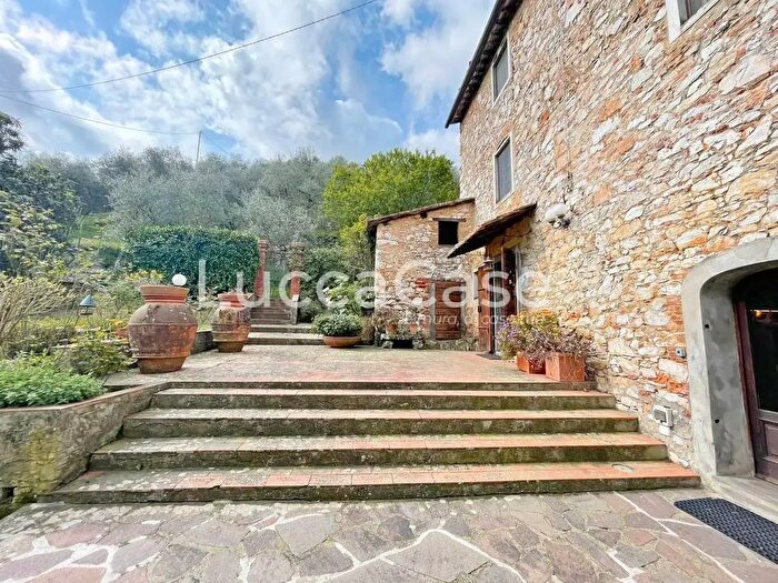 Casa con 8 locali in vendita in Lucca