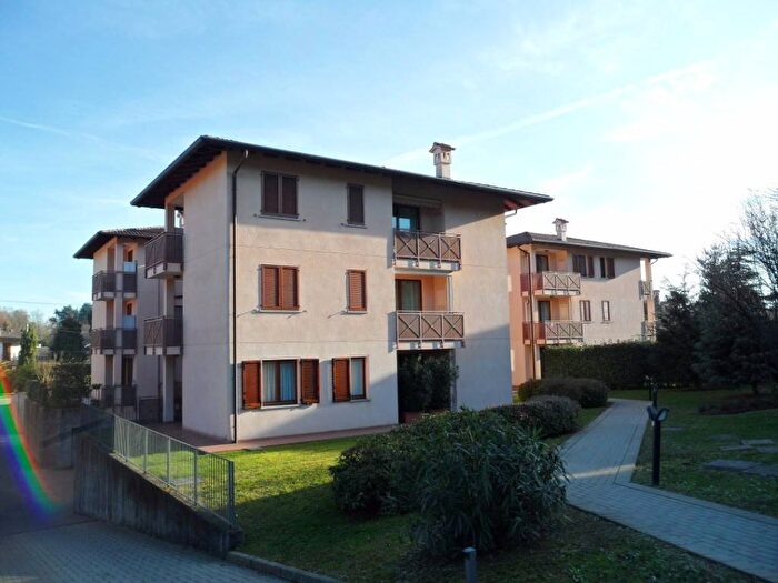 Appartamento trilocale in affitto in Via General Cantore, Centro, Inverigo