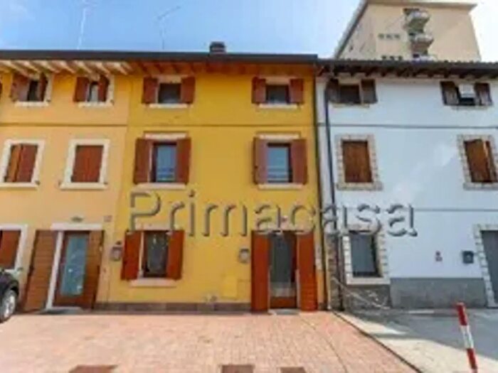 Casa trilocale in vendita in Lungadige Attiraglio, Verona