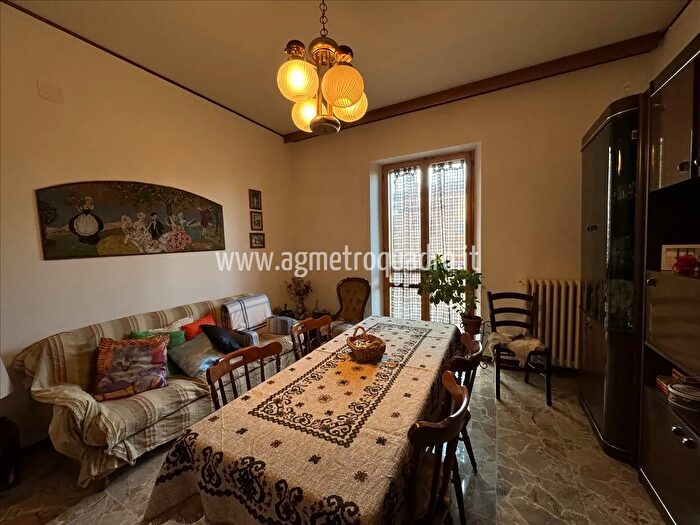 Casa con 10 locali in vendita in Sarteano