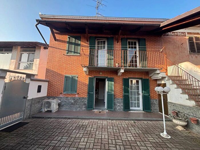 Casa trilocale in vendita in Via Duca degli Abruzzi Vinzaglio, Vinzaglio