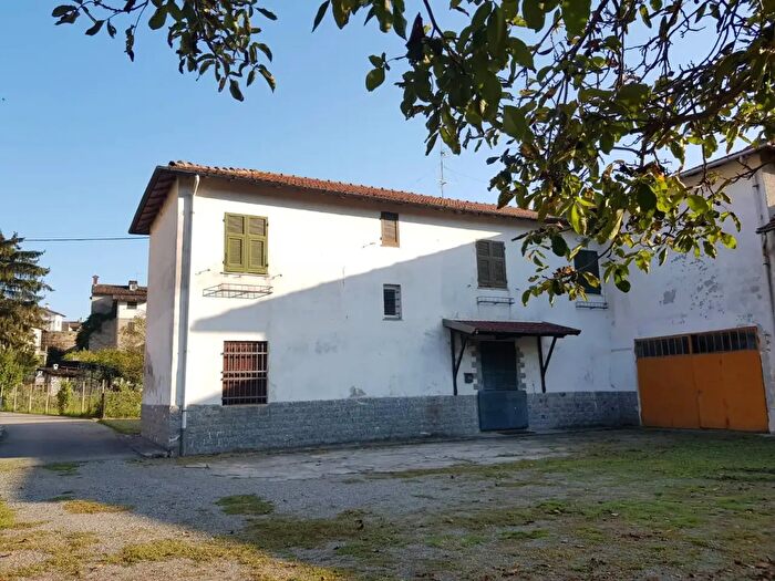 Casa con 8 locali in vendita in Via Orti, Gavi