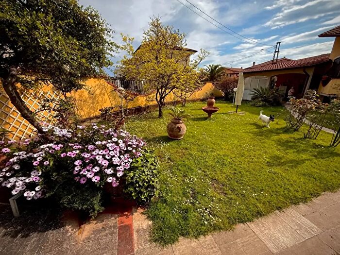Casa con 10 locali in vendita in Carrara