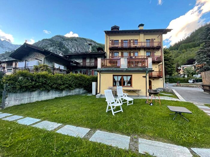 Appartamento bilocale in affitto in Strada del Villair, Centro, Courmayeur