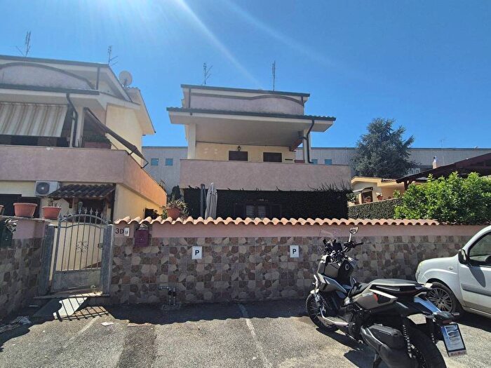 Casa trilocale in vendita in Via Adria, Maggiona Area Produttiva, Pomezia
