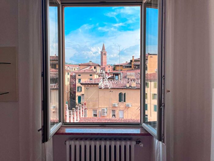 Appartamento trilocale in affitto in Lungadige Bartolomeo Rubele, Centro Storico, Verona